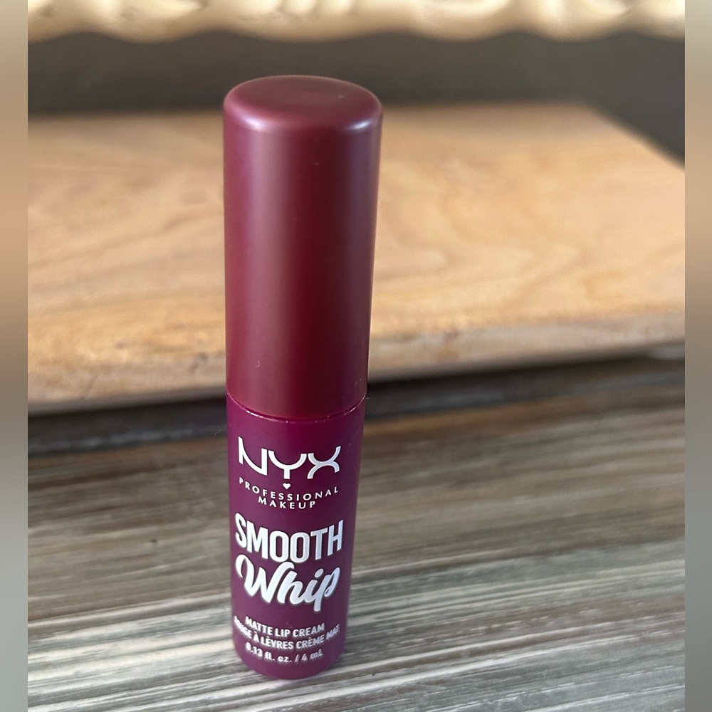 NYX Smooth Whip Matte Lip Cream - Rich Berry Bedsheets